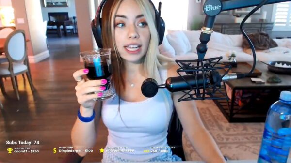 Blonde Twitchbabe wordt gestoord door haar trouwe viervoeter