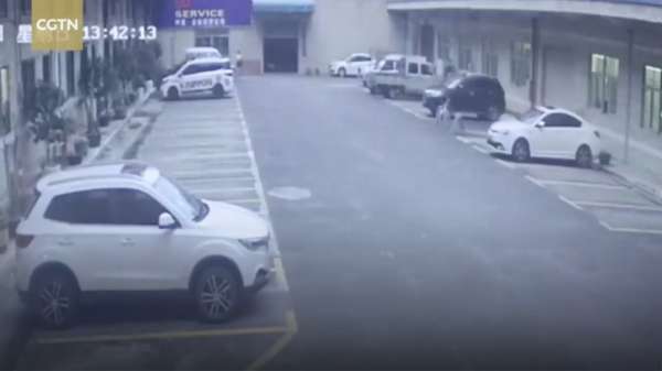 Vrouwmens verlaat parkeerplaats en rijdt met haar bolide een kantoor binnen
