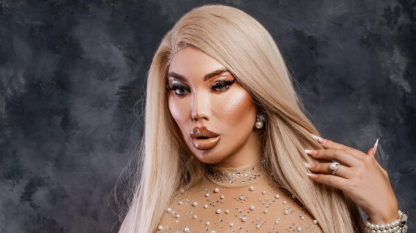 Jessica Alves viert 1-jarig jubileum en gooit tijdens fotoshoot haar lichaam in de strijd