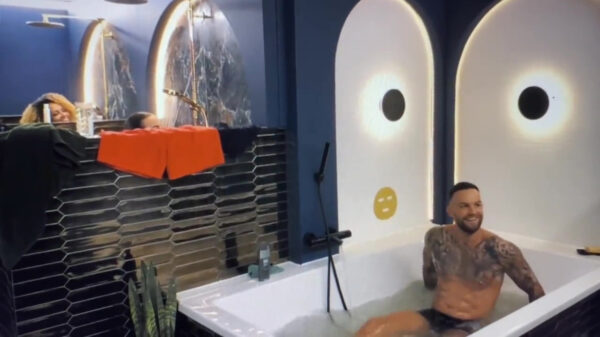Leroy krijgt in Big Brother officiële waarschuwing nadat 'ie bewoners begluurt en zichzelf betast in bad