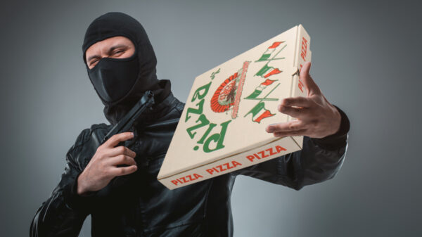 Nieuwe geschifte trend: voedselbezorgers worden bedreigd met vuurwapens en van hun eten beroofd