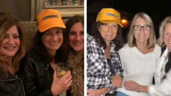 Zoon van het jaar doet zijn moeder een prachtig petje cadeau