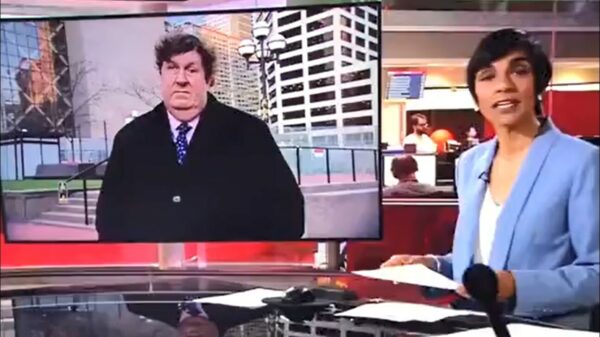 Presentatrice weet alle ogen op verslaggever te richten