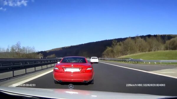 Uit de oude doos: Mercedes-rijder moet op de Autobahn VOL in de remmen