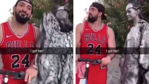 Grapjas trollt levend standbeeld met de ouderwetse "Toot 'n Scoot"