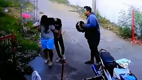 Aziatische vrouw neemt haar straalbezopen kerel op de rug