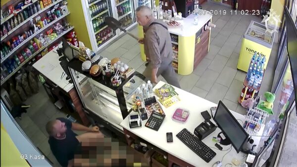 Opa met schep redt caissière van lompe verkrachting
