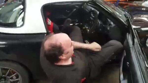 Het grote nadeel van een sportwagen als je zelf nogal lang bent