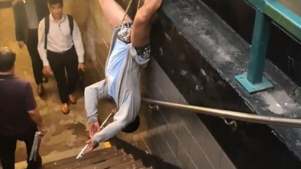 Straatmuzikant geeft een spetterende show tijdens optreden