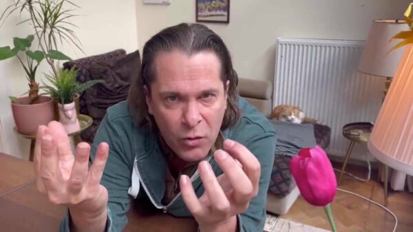 Hans Teeuwen vertelt over zijn eigen ervaringen met het sturen en ontvangen van "intieme foto's"