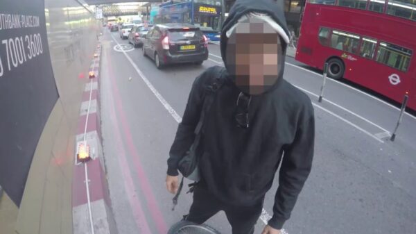 Brit is helemaal klaar met voetgangers en zet luchthoorn op zijn fiets