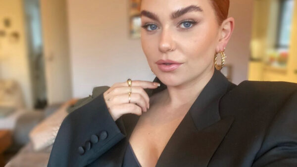 Roxeanne Hazes kondigt eigen lingerielijn aan maar 'vergeet' zelf een bh aan te doen