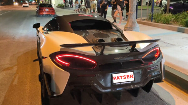 Uitslover in McLaren 600LT kan zijn statusblik bijna afschrijven als pick-up invoegt