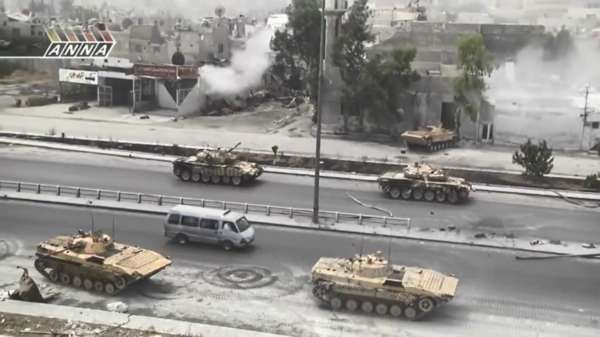 Taxichauffeur staat plotseling in een oorlogszone tussen vechtende Syrische tanks