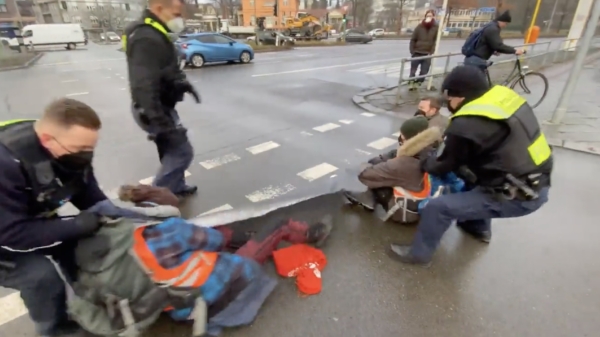 Duitser heeft genoeg van demonstranten en trekt ze eigenhandig de weg af