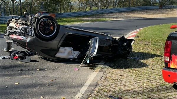 Crashen met een Mercedes AMG GTR tijdens een rondje op de Nürburgring