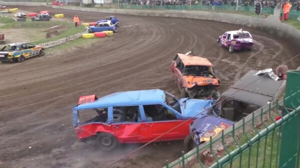 Tijd voor een compilatie van de allerlompste banger racing crashes van 2021
