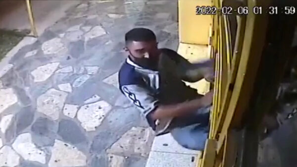 Brutale inbreker krijgt van bewoner een bezemsteel in zijn bakkes