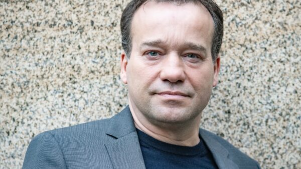 Another one bites the dust: misdaadjournalist Mick van Wely geschorst wegens seksueel ongewenst gedrag