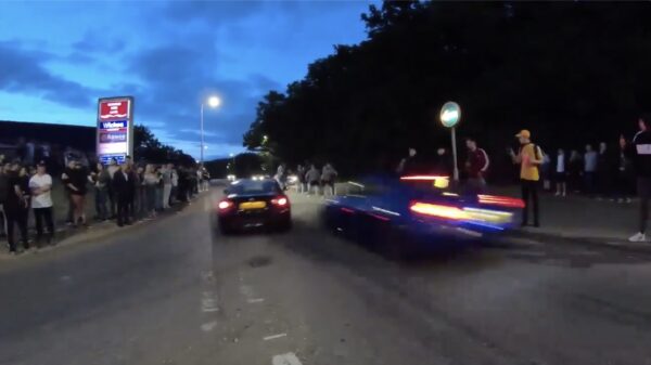 Horrorcrash tijdens straatrace in Engeland: 17 mensen raken gewond