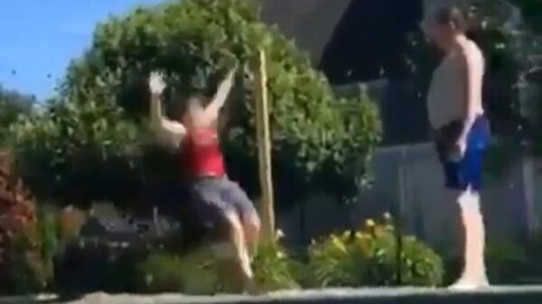 Moppie neemt een frisse duik in het zwembad