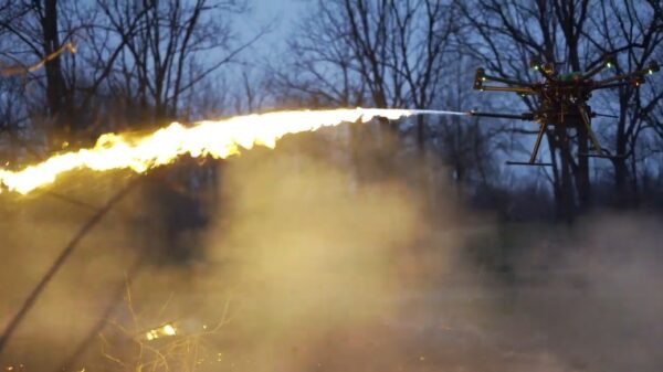 Binnenkort bij jou in de straat: de drone met ingebouwde vlammenwerper!