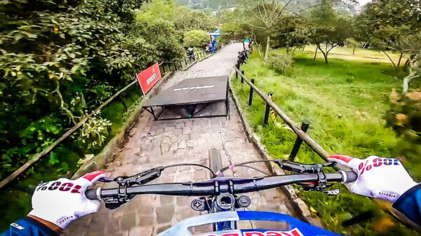 Zien: de langste (en waarschijnlijk zwaarste) MTB Urban Downhill Race ter wereld