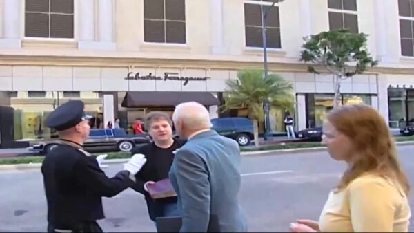 Ontkenner van de maanlanding krijgt een stomp op zijn neus van Buzz Aldrin himself