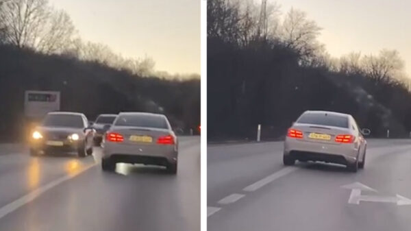 Bestuurder slingert door het verkeer, ontsnapt ternauwernood aan de dood