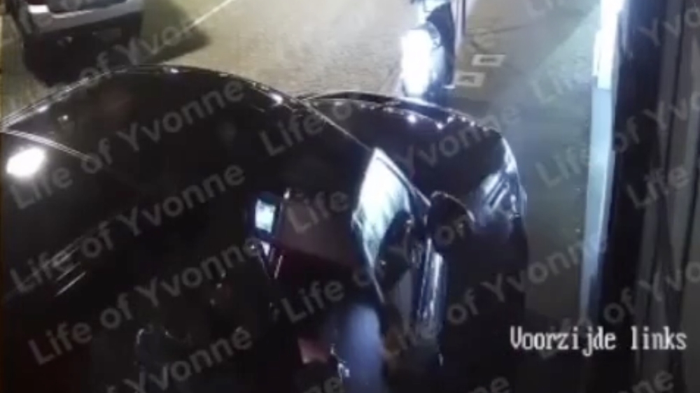 Video: Lil' Kleine trekt Jaimie Vaes uit de auto en klemt haar hoofd tussen de deur