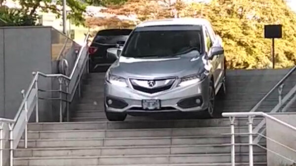 Vrouwelijke bestuurder neemt even een binnendoorweggetje