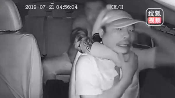 Dronken Chinese passagier wurgt uit het niets taxichauffeur