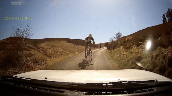 Wielrenner klapt met 60km/u op een Mazda MX5 in Goyt Valley