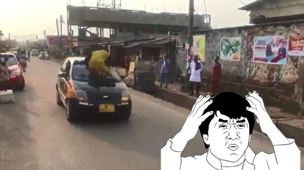 Auw: Afrikaanse 'stuntman' showt hoe je over een rijdende auto jumpt