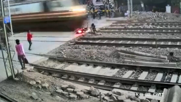 Indiase scheurneus ontsnapt op het nippertje aan de dood bij een spoorwegovergang