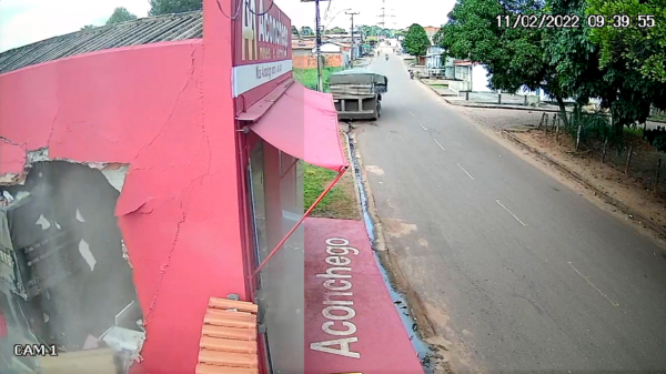 Oplegger van vrachtwagen neemt de benen en ramt dwars door een winkel in Brazilië