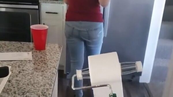 Gast vermaakt zich wel met wat wc papier