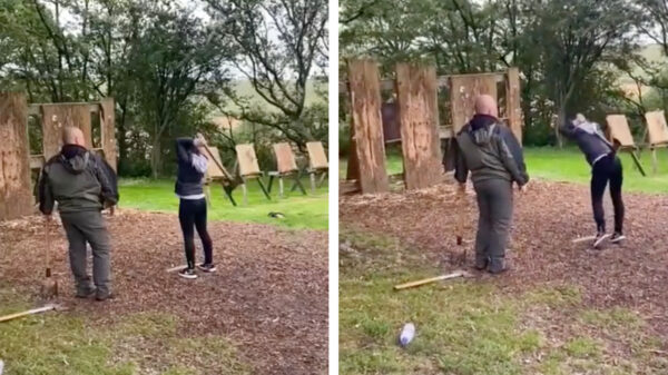 Vrouw trakteert zichzelf bijna op een tweede naad tijdens het bijlwerpen