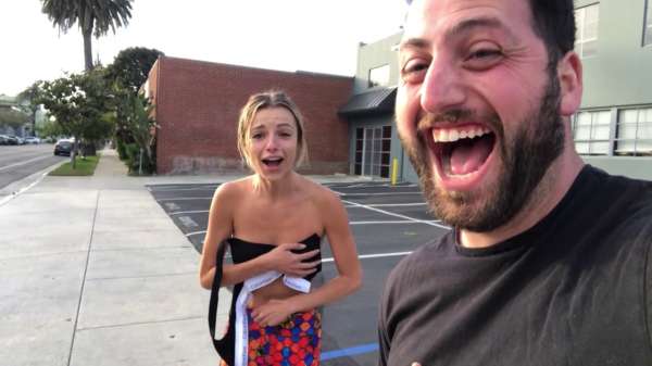 Youtuber bezorgt zijn vriendin een wardrobe malfunction tijdens het joggen
