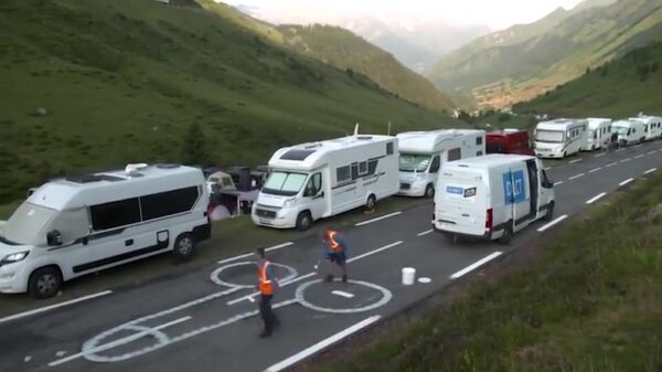 Vakantiebaantje voor volgend jaar: piemelpolitie bij de Tour de France