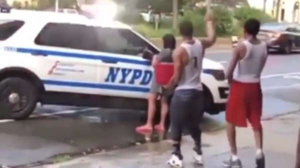 Vrouw wordt knap vochtig nadat ze de politie belt vanwege een watergevecht