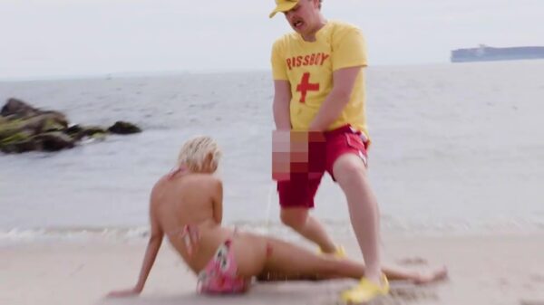 Redder in nood op het strand: de Jellyfish Sting Pee Paramedic