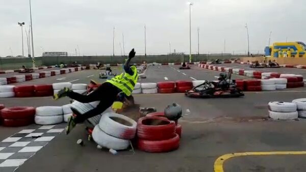 Kartbaanmedewerker maakt dankzij stuurfout een onvrijwillige salto