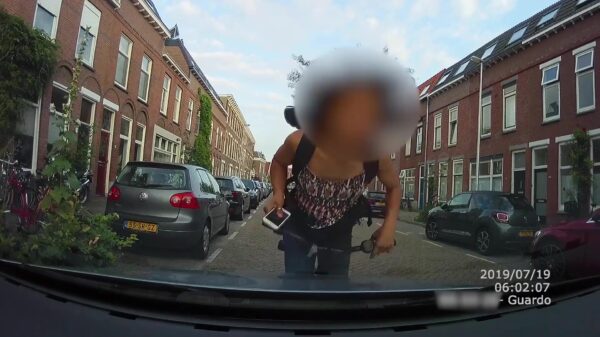 Appende troela knalt op geparkeerde auto en rijdt daarna vrolijk door