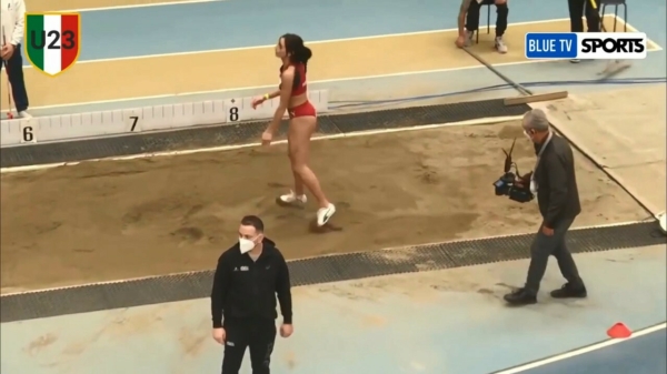 Cameraman neemt zijn werk zeer serieus als Veronica Zanon een sprongetje waagt