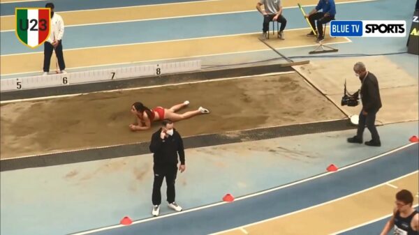 Cameraman neemt zijn werk zeer serieus als Veronica Zanon een sprongetje waagt