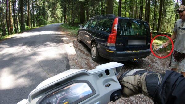 Automobilist trekt pistool als motorrijder hem bekogelt met eieren