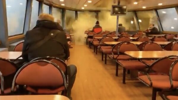 Storm in Duitsland: enorme golf beukt dwars door de ruiten van een boot op de Elbe