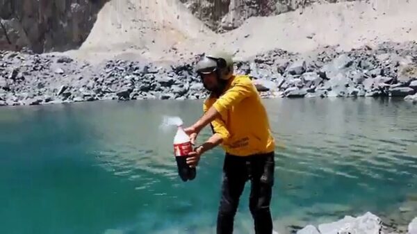 Experiment: blij ei mixt cola met vloeibare stikstof