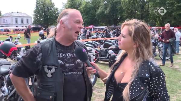 Sensi trekt haar verleidelijke leren outfit aan voor Harleydag in Woerden